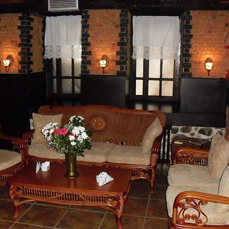 Guest House Bujtina Leon Корча Екстер'єр фото