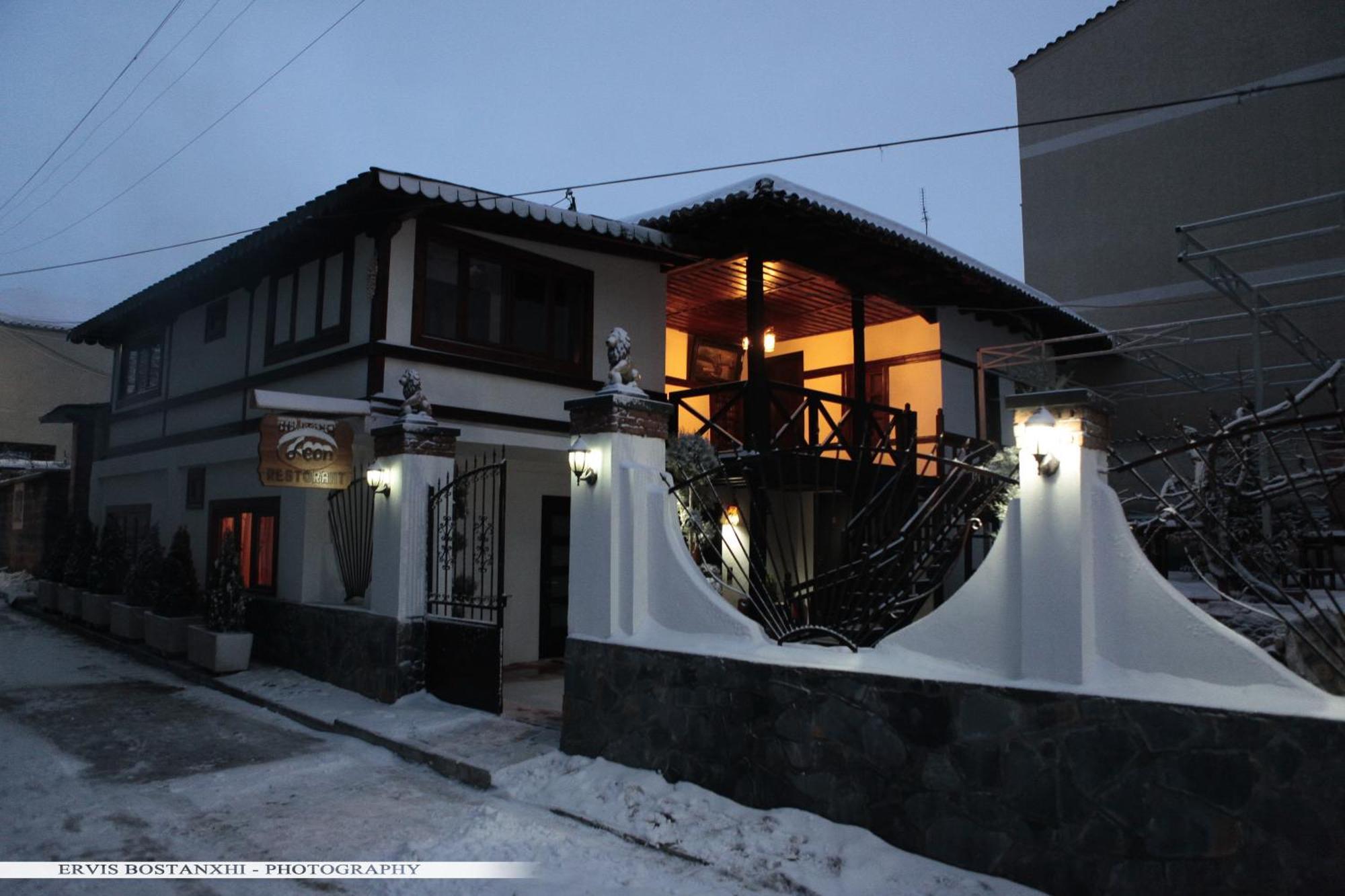 Guest House Bujtina Leon Корча Екстер'єр фото