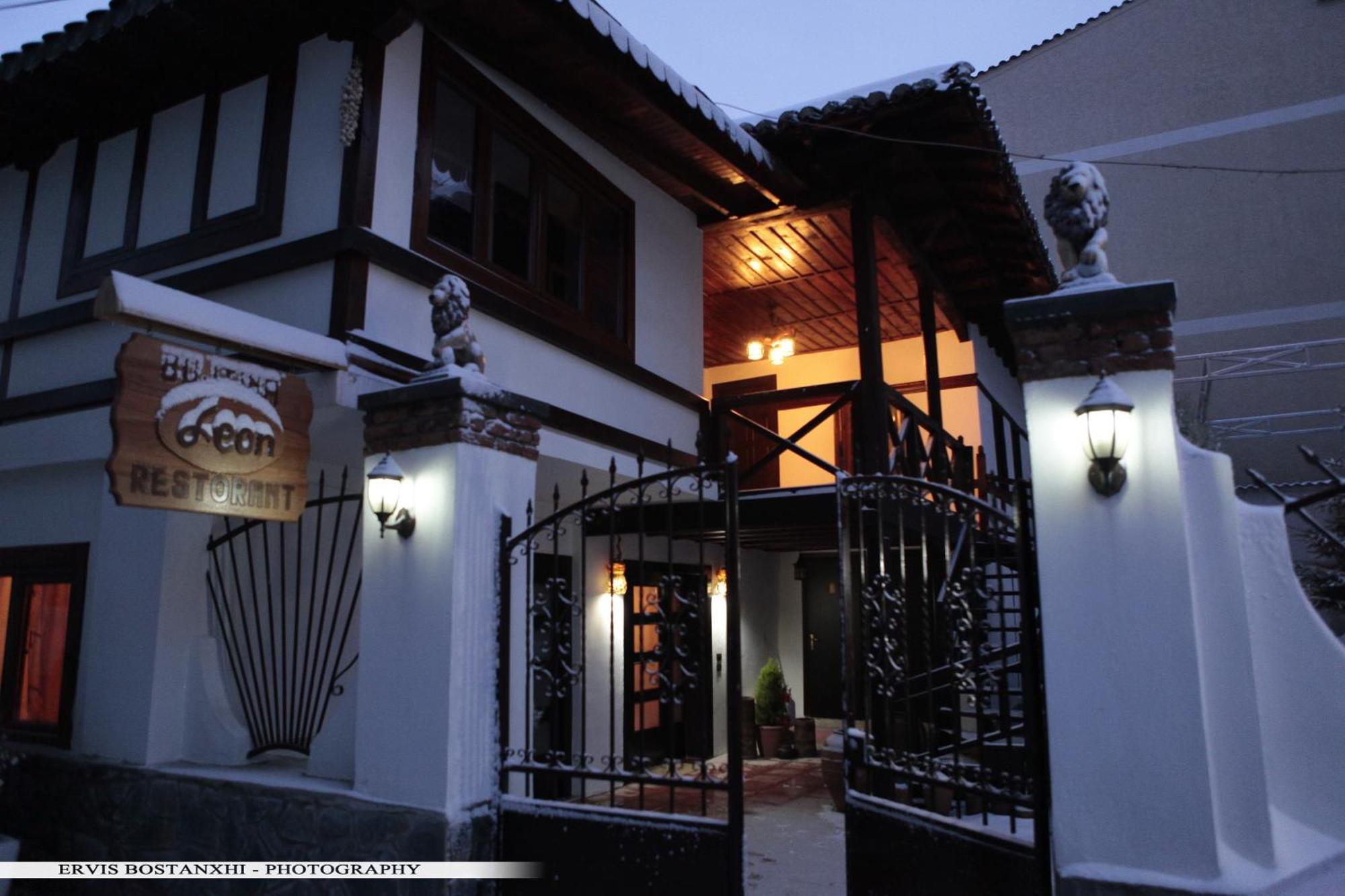 Guest House Bujtina Leon Корча Екстер'єр фото