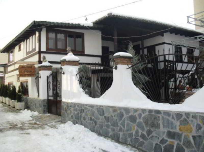 Guest House Bujtina Leon Корча Екстер'єр фото